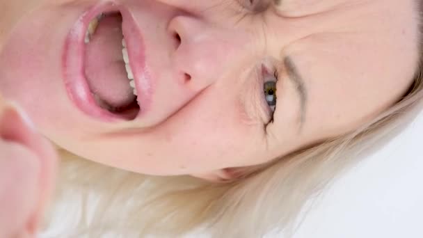 Vrouw Woedend Gefrustreerd Schreeuwend Blonde Vrouw Schudt Met Haar Vinger — Stockvideo