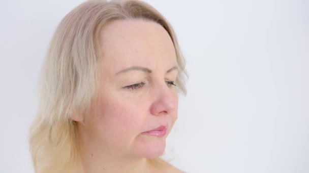 Жінка Років Плаче Вдома Концепція Смутку Справжні Люди Блондинка Тримає — стокове відео