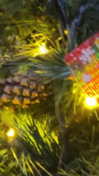 Όμορφη Πρωτοχρονιά Χριστουγεννιάτικα Παιχνίδια Στα Κλαδιά Ενός Πράσινου Χριστουγεννιάτικου Δέντρου — Αρχείο Βίντεο