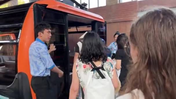 越南浦口岛夕阳西下 天朗气清 人们排队等着去缆车买票 Phu Quoc Vietnam 2024 — 图库视频影像