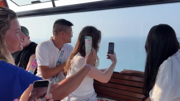 Остров Куок Вьетнам Закате Люди Снимают Мобильные Телефоны Окна Кабины — стоковое видео