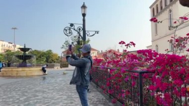 Hızlı gelişen Avrupa kopyası. Harika bir tatil köyü. Kien Giang eyaleti kot takım elbiseli ve şapkalı erkek turist gezici Sunset kasabası Phu Quoc Vietnam 02.25.2024