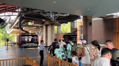 Gün batımında Phu Quoc Adası Vietnam ufuk çizgisinin üzerinde açık gökyüzü ile insanlar teleferiğe gitmek ve gezi için bilet almak için sırada bekliyor. Phu Quoc, Vietnam 02.25.2024