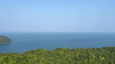 Phu Quoc Adası 'nın güneyinde gün batımında ufuk çizgisi üzerinde açık gökyüzü olan bir teleferik. 