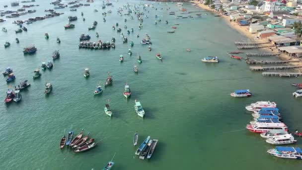 フーコック島ベトナム南部の町の上のケーブルカーは 地平線上に明確な空と日没しています 海上艦艇について — ストック動画