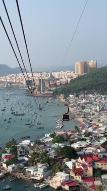 Phu Quoc Adası 'nın güneyinde gün batımında ufuk çizgisi üzerinde açık gökyüzü olan bir teleferik. Denizdeki gemiler