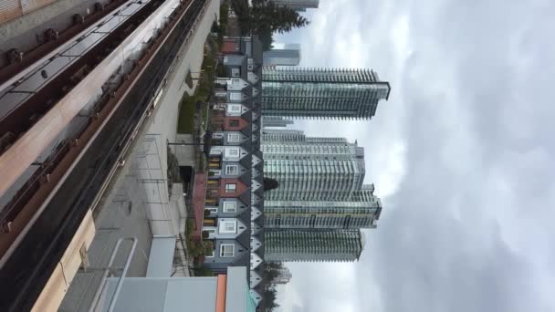 Stazione Della Metropolitana Royal Oak Station Vancouver Uscita Skytrain Vita — Video Stock