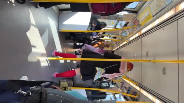 Άνθρωποι Ταξιδεύουν Στο Τρένο Του Ουρανού Εμπόριο Πηγαίνει Από Σταθμό — Αρχείο Βίντεο
