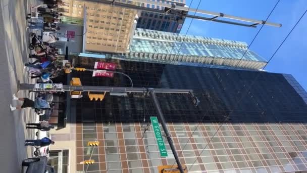 バンクーバーシティセンタータクシー交通都市高層ビルの人々は 大都市の自動車サイクリストのトロリーでスーツケースの人生で人々を飛ばす仕事の鳥に行く — ストック動画