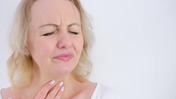 パニック発作女は胸に手を保持していますタッチ喉に指の痛み喉を取得病気キャッチ風邪声帯呼吸問題女性はほとんど呼吸 — ストック動画