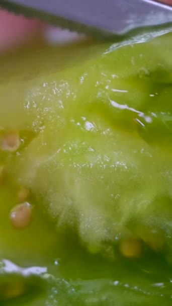 Maturare Pomodori Rossi Tagliere Legno Diversi Pomodori Maturi Durante Cottura — Video Stock