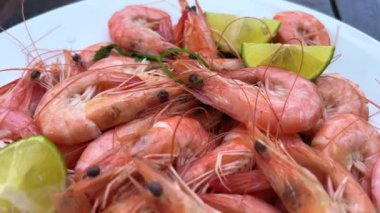 Barbekü sobasında ızgara yapılmış taze su karidesi. Yüksek kalite sotelenmiş, kajuna soslu ve limonlu karides.