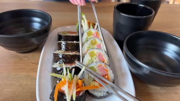 Close Van Gourmet Sushi Plate Hoge Kwaliteit Beeldmateriaal — Stockvideo