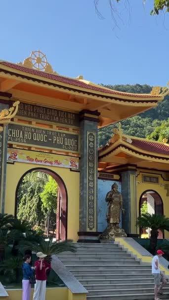 Quoc Pagoda Phu Quoc Centrale Toegangspoort Quoc Pagoda Boeddhistische Tempel — Stockvideo