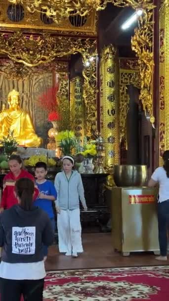 Menschen Beten Gott Asien Vietnamesischen Urlaub Quoc Pagode Buddhistischen Tempel — Stockvideo