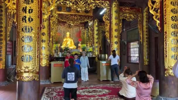 Pessoas Rezam Deus Ásia Feriado Vietnamita Quoc Pagode Templo Budista — Vídeo de Stock