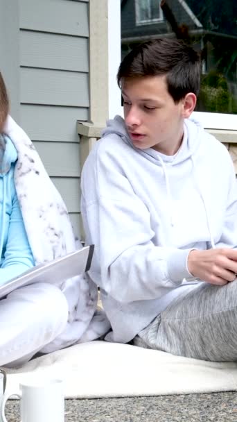 Хлопчики Дівчина Ганку Порозі Будинку Вирішують Проблеми Сидіти Один Одним — стокове відео