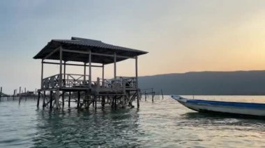 Hint Okyanusu 'ndaki balıkçı teknesindeki balıkçı evi Vietnam Pu Quoc adasında balık çiftliği yetiştiriyor. Sudaki restoran balık yakalar ağlar, ahşap evler bulutsuz gökyüzü ve sakin su