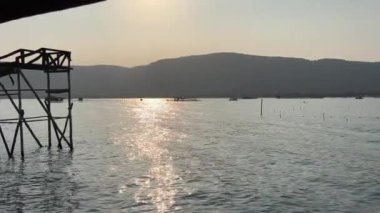 Hint Okyanusu 'ndaki balıkçı teknesindeki balıkçı evi Vietnam Pu Quoc adasında balık çiftliği yetiştiriyor. Sudaki restoran balık yakalar ağlar, ahşap evler bulutsuz gökyüzü ve sakin su