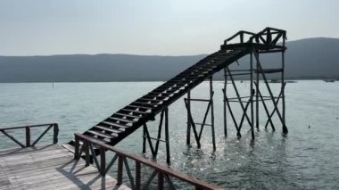 Hint Okyanusu 'ndaki balıkçı teknesindeki balıkçı evi Vietnam Pu Quoc adasında balık çiftliği yetiştiriyor. Sudaki restoran balık yakalar ağlar, ahşap evler bulutsuz gökyüzü ve sakin su