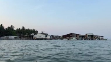 Hint Okyanusu 'ndaki balıkçı teknesindeki balıkçı evi Vietnam Pu Quoc adasında balık çiftliği yetiştiriyor. Sudaki restoran balık yakalar ağlar, ahşap evler bulutsuz gökyüzü ve sakin su