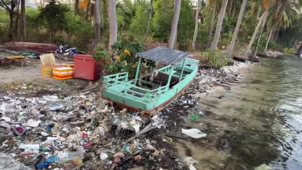 在越南的Phu Quoc岛上 海难的泥浆把各种塑料物体抛向大海 弄脏了 野生海滩将很快成为酒店 一个建设的地方 渔船箱 — 图库视频影像
