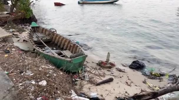 Katastrophaler Schlamm Der Strand Von Phu Quoc Vietnam Verschiedene Plastikgegenstände — Stockvideo