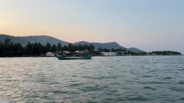 Pescador Casa Océano Índico Pesca Barco Captura Crecer Piscifactoría Vietnam — Vídeo de stock