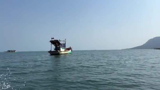 インド洋漁船の漁師の家は 魚の養殖場ベトナムフーコック島を育てます 水釣りの魚のレストランは 木製の家雲のない空と落ち着いた水を育てます — ストック動画