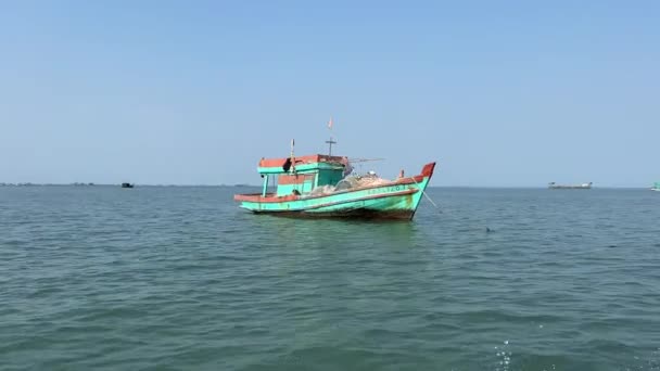 Рыбацкий Домик Индийском Океане Рыбацкая Лодка Ловить Выращивать Рыбу Ферме — стоковое видео