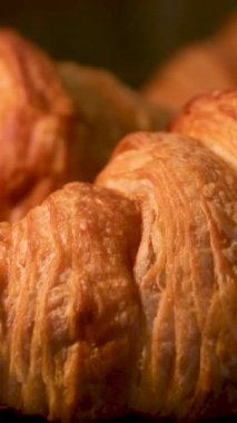 Taze pişmiş kruvasan zamanı. Puf böreğinden yapılmış klasik Viennoizerie. Lezzetli görünüyor. Fransız fırını konsepti. Yüksek kalite 4k görüntü