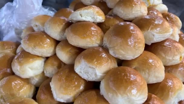 Chleby Pieczywo Duży Asortyment Półkach Piekarniczych Świeżym Pieczonym Chrupiącym Chlebem — Wideo stockowe