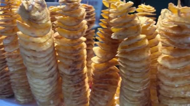 Des Chips Spirale Sur Bâton Dans Restaurant Street Food Croustilles — Video