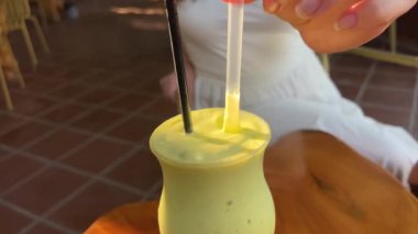 Dilimlenmiş taze avokado smoothie Avokado shake veya taze avokado ve vanilyalı dondurma ya da süt ve buzla yapılan smoothie