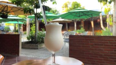 Tahta masadaki uzun bardakta kremalı vanilya kokteyli. kopyalama alanı. Bardakta yaz milkshake 'i