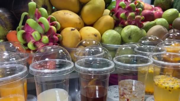 Primer Plano Tiro Una Variedad Variada Frutas Frescas Vasos Plástico — Vídeos de Stock