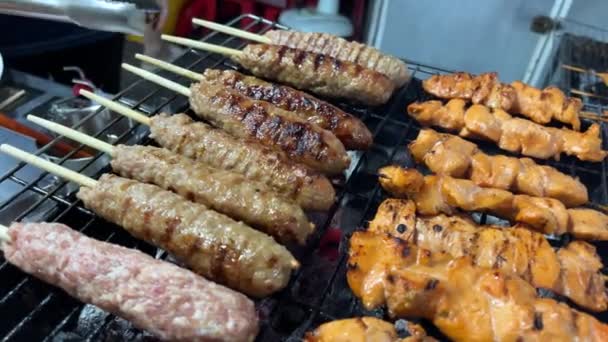 Lançando Churrasco Porco Uma Famosa Comida Rua Filipina Imagens Alta — Vídeo de Stock