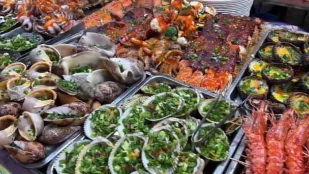 Los Vendedores Venden Mariscos Recién Parrilla Mercado Nocturno Chiang Mai — Vídeos de Stock