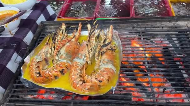 龙虾配上调味黄油 香草奶油 在泰国街头食品夜市的炭炉上 巨大的烤龙虾在午餐时享用美味健康的传统食品特色菜 — 图库视频影像