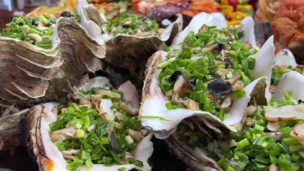 越南浦口岛夜市的街头食品市场上的游客可享用的美味海鲜 — 图库视频影像