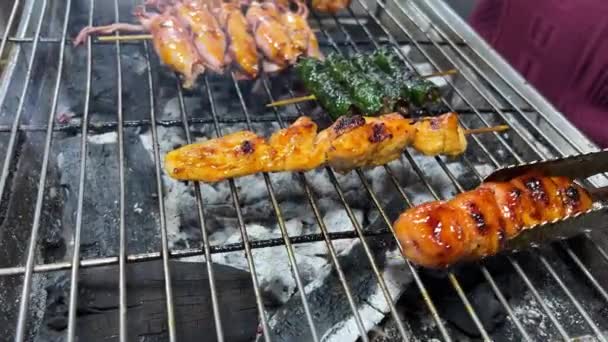 在泰国的Koh Phangan岛上 街头食品摊贩在夜市上出售猪肉或鸡肉串 用木棍炸肉 高质量的4K镜头 — 图库视频影像