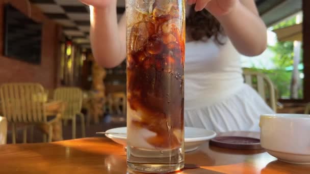Procesul Gătit Cocktail Cafea Gheață Răcoritoare Masă Marmură Gri Deschisă — Videoclip de stoc