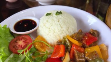 Tayland mutfağı tatlı ve ekşi soslu sebzeler. Hindistan cevizi soya sosu.