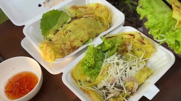 用生菜包裹的越南食品煎饼 在酱汁中浸渍各种填料 用莴苣叶包裹的越南食品 — 图库视频影像