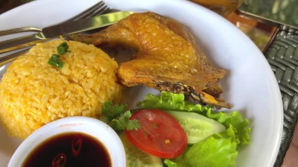 Chicken Teriyaki Food Nahaufnahme Etablieren Shot Stream Chicken Mit Pilau — Stockvideo