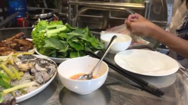 Vietnam yemeği, midye, rapan balığı, yeşil yapraklı Vietnam çorbası.