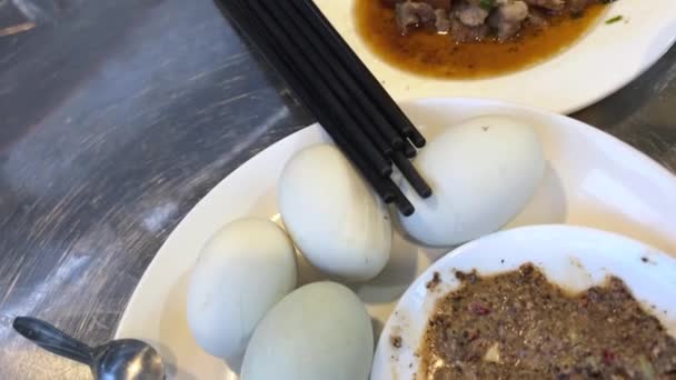 Vejce Vietnamskou Pochoutkou Balut Vařil Vyvíjející Kachní Embryo Hoi Vietnam — Stock video