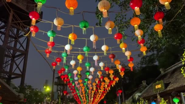 Asiatischer Laternenschmuck Der Während Des Chinesischen Neujahrs Nachts Über Dem — Stockvideo