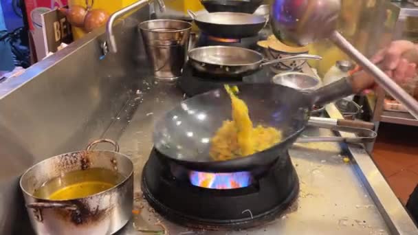 Küchenchef Bereitet Traditionelle Thailändische Köstlichkeiten Rühren Gebratenen Reis Mit Krabbenfleisch — Stockvideo
