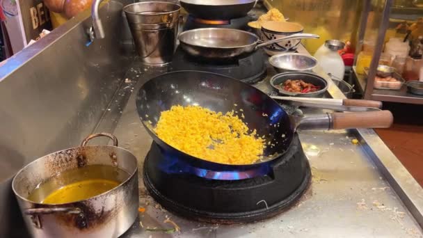 Mantarlı Risotto Pişirme Işlemi Aşçı Arborio Pilavını Kızartma Tavasında Karıştırıyor — Stok video